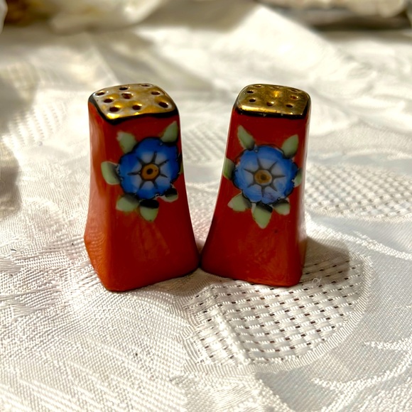 Salt and Pepper Shakers set Made in occupied Japan Ceramic - Picture 1 of 9